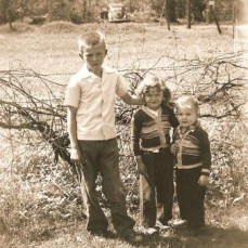 A few old Family pix.  Brother Bob, Sister Sandy and Steve circa 1950 and last pix of Steve I took September of this year.  I will miss you, dear Brother.  Love always.  Sister Sandy.  To Jane and family, Ron and I express our deepest sympathy.  We will all miss Steve.   - Sandy Manthei